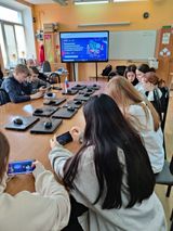 Обущающиеся в классе смотрят инструкцию по прохождения тренажера 