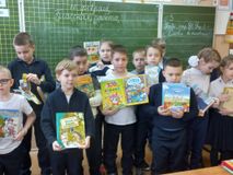 ребята с книжками в классе
