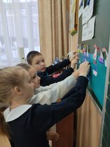 ребята прикрепляют кораблики мечты