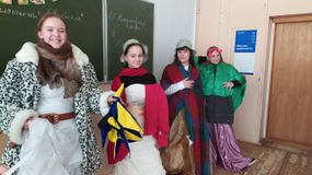 Наряженные четыре леди в шляпках