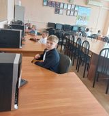 ребята работают за компьютерами