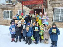 2Б класс с книжками на пороге библиотеки