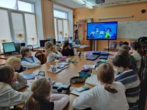 Ребята смотрят мультфильм о кражах аккаунтов