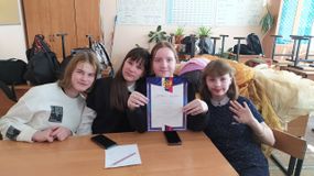 Девочки поздравляют победительницу