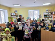 ребята дарят книги библиотеке