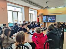 Ученики слушают видеоурок по теме